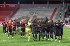 3. Liga; FC Ingolstadt 04 - Hallescher FC; Sieg Jubel Freude Spieler bedanken sich bei den Fans, Ehrenrunde, Torwart Marius Funk (1, FCI) Pascal Testroet (37, FCI) Rico Preißinger (6, FCI) Tobias Schröck (21, FCI) Moussa Doumbouya (27, FCI) Torwart Markus