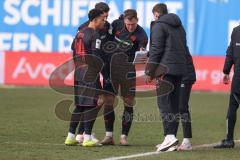 3. Liga - Saison 2025/26 - Hansa Rostock - FC Ingolstadt 04  - Cheftrainerin Sabrina Wittmann (FCI) gibt Anweisungen während einer Unterbrechung - Simon Lorenz (Nr.32 - FCI) - Emilio Kehrer (Nr.44 - FCI) - Linus Rosenlöcher (Nr.19 - FCI) - Foto: Meyer Jür