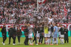 3. Liga; Energie Cottbus - FC Ingolstadt 04; Spiel ist aus, Ingolstadt gewinnt 1:4, Pascal Testroet (37, FCI) gefeiert und von der Mannschaft in die Luft geworfen, letztes Spiel für ihn