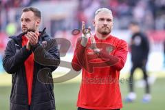 3. Liga; SSV Jahn Regensburg - FC Ingolstadt 04; Unentschieden nach dem Spiel Spieler bedanken sich bei den Fans, David Kopacz (29, FCI) Max Dittgen (10, FCI)