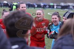 2. Fußball-Liga - Frauen - Saison 2022/2023 - FC Ingolstadt 04 - SC Freiburg II - Die Mannschaft bildet einen Kreis vor dem Spiel - Alina Mailbeck (Nr.8 - FCI Frauen) motiviert ihre Mitspielerinnen - Foto: Meyer Jürgen
