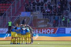 2.BL; FC Ingolstadt 04 - FC Schalke 04; Teambesprechung vor dem Spiel auf dem Feld, Trikot Ukraine Farben