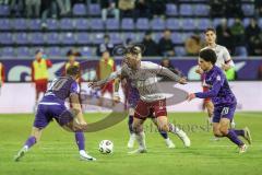 3. Liga; Erzgebirge Aue - FC Ingolstadt 04; Zweikampf Kampf um den Ball Max Besuschkow (17, FCI) Seiffert Moritz (30 Aue) Fabisch Jonah (20 Aue)