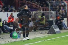 3. Liga; VfL Osnabrück - FC Ingolstadt 04; Cheftrainerin Sabrina Wittmann (FCI) an der Seitenlinie, Spielerbank