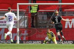 3. Liga; FC Ingolstadt 04 - SC Verl; Torwart Marius Funk (1, FCI) Probst Eduard (9 Verl) Torchance verpasst