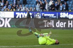 3. Liga; MSV Duisburg - FC Ingolstadt 04; Torwart Vincent Müller (1 MSV) verletzt sich am Fuß