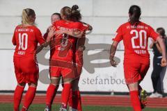 2. Fußball-Liga - Frauen - Saison 2022/2023 - FC Ingolstadt 04 - FSV Gütersloh - Der 2:1 Führungstreffer durch Vidovic Paula (Nr.11 - FC Ingolstadt 04 ) per Freisstoss direkt verwandelt - jubel - Mailbeck Alina (Nr.8 - FC Ingolstadt 04 ) -  - Foto: Meyer 