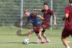 3. Liga; FC Ingolstadt 04 - Trainingsauftakt nach Sommerpause; Neuzugang Lars Lokotsch (13, FCI) Zweikampf Kampf um den Ball Jonas Scholz (15, FCI)