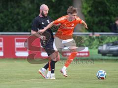 Relegation zur Kreisklasse - Saison 2025/26 - TSV Gaimersheim II - SC Irgertsheim  - Moritz Heckl schwarz Gaimersheim  - Yannic Dennerlein orange Irgertsheim - Foto: Meyer Jürgen