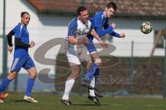 Kreisklasse - Saison 2025/26- TSV Etting - FC Arnsberg - Philipp Heckner weiss Etting  - Jan Kreutz blau Arnsberg - Foto: Meyer Jürgen