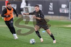 3. Liga; FC Ingolstadt 04 - Trainingsauftakt im Audi Sportpark, Trainingsgelände; Mladen Cvjetinovic (19, FCI) nach der Verletzung Pascal Testroet (37, FCI)