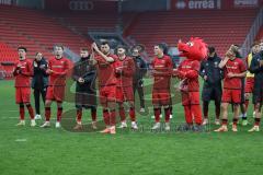3. Liga; FC Ingolstadt 04 - Rot-Weiss Essen; Niederlage, hängende Köpfe, Spiel ist aus, Spieler bedanken sich bei den Fans
