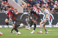 3. Liga; FC Ingolstadt 04 - FC Viktoria Köln; Pascal Testroet (37, FCI) Henning Bryan (6 VK) Tim Heike (9, FCI) Zweikampf Kampf um den Ball