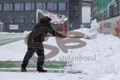 2023_12_1 - - Saison 2023/24 - Schnee auf dem Fussballplatz - ASP - Audi Sport Park - Platz ist gesperrt - Schild platz ist gesperrt Schnee Tor Spielabsage Schnee schippen Traktor Greenkeeper - Foto: Meyer Jürgen