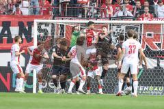 3. Liga; Rot-Weiss Essen - FC Ingolstadt 04; Torwart Kai Eisele (25, FCI) boxt den Ball weg