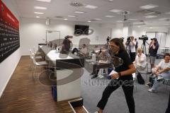 3. Liga - Saison 2024/25 - Pressekonferenz - FC Ingolstadt 04 -  - Cheftrainerin Sabrina Wittmann (FCI) betritt den Presseraum - XXXXX - Foto: Meyer Jürgen