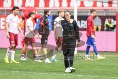 3. Liga; FC Ingolstadt 04 - VfL Osnabrück; Spiel ist aus, Niederlage, hängende Köpfe 0:1 bei Ingolstadt, Cheftrainerin Sabrina Wittmann (FCI) geht vom Platz