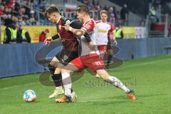 2.BL; SSV Jahn Regensburg - FC Ingolstadt 04; Dennis Eckert Ayensa (7, FCI) Jan Elvedi (33 Jahn) Zweikampf Kampf um den Ball