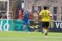3. Liga; Borussia Dortmund II - FC Ingolstadt 04; Torwart Marius Funk (1, FCI) hält sicher Besong Paul-Philipp (22 BVB2)