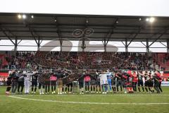 3. Liga; FC Ingolstadt 04 - SG Dynamo Dresden; Sieg Jubel Freude Spieler bedanken sich bei den Fans Tanzen Humba, Fan Fankurve Banner Fahnen Spruchband