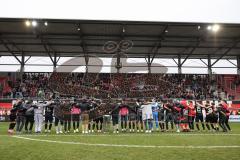 3. Liga; FC Ingolstadt 04 - SG Dynamo Dresden; Sieg Jubel Freude Spieler bedanken sich bei den Fans Tanzen Humba, Fan Fankurve Banner Fahnen Spruchband