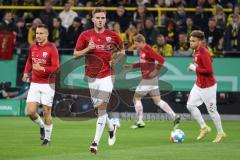 DFB Pokal; Borussia Dortmund - FC Ingolstadt 04; vor dem Spiel Nils Roeseler (13, FCI) Dominik Franke (3 FCI) Hawkins Jaren (20 FCI)