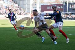 2.BL; Holstein Kiel - FC Ingolstadt 04 - Zweikampf Kampf um den Ball Patrick Schmidt (32, FCI) Thesker Stefan (5 Kiel)