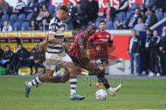 3. Liga; MSV Duisburg - FC Ingolstadt 04; Zweikampf Kampf um den Ball Moussa Doumbouya (27, FCI) Marvin Senger (4 MSV)