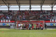 3. Liga; FC Ingolstadt 04 - SV Elversberg; Spieler bedanken sich bei den Fans, Teamfoto mit den Fans