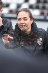 3. Liga; SC Verl - FC Ingolstadt 04; Cheftrainerin Sabrina Wittmann (FCI) holt die Mannschaft zusammen, Teambesprechung auf dem Feld, Sieg 1:4