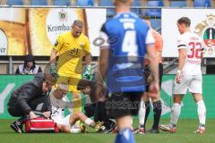 3. Liga; Arminia Bielefeld - FC Ingolstadt 04; Foul Verletzung Thomas Rausch (45, FCI) Torwart Marius Funk (1, FCI)