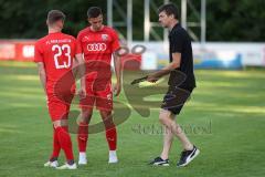 Freundschaftsspiel - Saison 2023/2024 - SV Manching - FC Ingolstadt 04 - Cheftrainer Thomas Karg (FCI II) mit der Taktiktafel — Mario Götzendorfer (Nr.23 - FCI U21) - Perconti Jonas (Nr.14 - FCI U21) -   - Foto: Meyer Jürgen