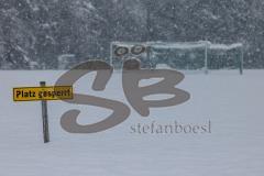 2023_12_1 - - Saison 2023/24 - Schnee auf dem Fussballplatz - SV Zuchering - Platz ist gesperrt - Schild platz ist gesperrt Schnee Tor Spielabsage Schnee - Foto: Meyer Jürgen