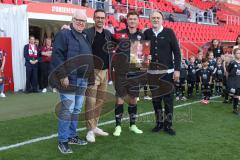 3. Liga - Saison 2024/25 - FC Ingolstadt 04 - SV Wehen Wiesbaden - Verabschiedung  - Vorsitzender des Vorstandes Peter  Jackwerth (FCI) - Karl Meier - Sebastian Gronning (Nr.11 - FCI) - Geschäftsführer Sport und Kommunikation Dietmar Beiersdorfer (FCI) - 