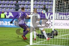 2.BL; Erzgebirge Aue - FC Ingolstadt 04; Torchance Maximilian Beister (11, FCI) Bussmann Gaetan (2 Aue) Torwart Männel Martin (1 Aue)