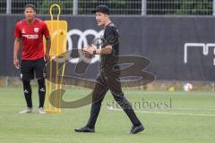 2. Bundesliga - FC Ingolstadt 04 - Trainingsauftakt mit neuem Trainerteam - Cheftrainer Roberto Pätzold (FCI) mit Justin Butler (31, FCI)
