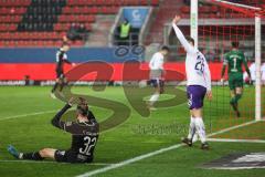 2.BL; FC Ingolstadt 04 - Erzgebirge Aue; #Patrick Schmidt (32, FCI) am Boden, ärgert sich, Tor verpasst, Gonther Sören (26 Aue) Torwart Männel Martin (1 Aue)