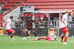 3. Liga; FC Ingolstadt 04 - Rot-Weiss Essen; Zweikampf Kampf um den Ball Fredrik Carlsen (8, FCI) Rios Alonso José Enrique (23 RWE) Hofmann Jannik (37 RWE)