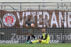 2.BL; FC St. Pauli - FC Ingolstadt 04, Tor 4:1 für Pauli, Torwart Fabijan Buntic (24, FCI) am Boden Kyereh Daniel-Kofi (17 Pauli) holt den Ball