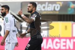 3. Liga; SC Verl - FC Ingolstadt 04; Pascal Testroet (37, FCI) bedankt sich für die Flanke