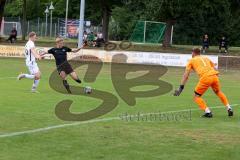 Testspiel -SV Manching - TSV Abensberg - Meisinger Rainer (Nr.7 - SV Manching) mit einer Torchance - Babic Daniel weiss Abensberg - Sturm Marius Torwart Abensberg - Foto: Jürgen Meyer