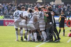 3. Liga; SV Meppen - FC Ingolstadt 04; Tor Jubel Treffer 0:1 Patrick Schmidt (9, FCI) mit dem Kopf, an der Seitenlinie, Spielerbank Cheftrainer Michael Köllner (FCI) Co-Trainer Maniyel Nergiz (FCI) Arian Llugiqi (25, FCI) Moussa Doumbouya (27, FCI) Donald