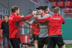 DFB Pokal; FC Ingolstadt 04 - Erzgebirge Aue; Sieg 2:1, Cheftrainer Roberto Pätzold (FCI) gratuliert Denis Linsmayer (23, FCI) Marc Stendera (10, FCI)