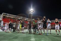 2.BL; 1. FC Nürnberg - FC Ingolstadt 04; 0:5 Sieg Jubel Freude nach dem Spiel die Spieler gehen zu den Fans