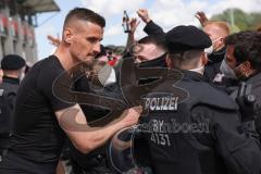 3. Liga - FC Ingolstadt 04 - TSV 1860 München - Spieler gehen zu den Fans die vor dem Stadion waren, Tumult. Polizei, Jubel zum Sieg, Stefan Kutschke (30, FCI) beruhigt die Fans