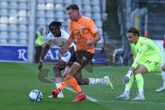 3.Liga - Saison 2023/2024 - SC Freiburg II - FC Ingolstadt 04 -Jannik Mause (Nr.7 - FCI) mit einer Torchance -  Franci Bouebari (Nr.19 - Freiburg II) - Torwart Jaaso Jantunen (Nr.31 - Freiburg II) - Foto: Meyer Jürgen