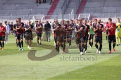 2.BL; FC Ingolstadt 04 - 1. FC Heidenheim; Niederlage 1:2, Spieler bedanken sich bei den Fans, Dennis Eckert Ayensa (7, FCI) Fatih Kaya (9, FCI) Rico Preisinger (6, FCI) Nico Antonitsch (5, FCI) Maximilian Beister (11, FCI) Thomas Keller (27, FCI) Stefan 