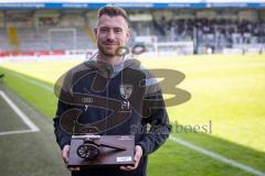 3. Liga; SV Sandhausen - FC Ingolstadt 04; nach dem letzten Saisonspiel überreichte Thino Müller vom Magazin kicker Jannik Mause (7, FCI) die Kanone an den Torschützenkönig der 3. Liga für 18 Tore