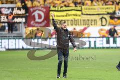 3. Liga; FC Ingolstadt 04 - SG Dynamo Dresden; Sieg Jubel Freude Cheftrainer Michael Köllner (FCI) zu den Fans