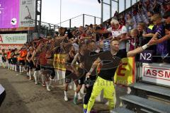 3.Liga - Saison 2022/2023 - VFL Osnabrück - FC Ingolstadt 04 - Das Spiel ist aus - Jubel - Die Mannschaft feiert mit den fans  - Foto: Meyer Jürgen